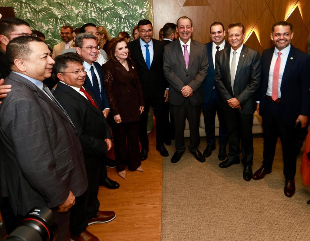 Omar, Wilson, Tadeu, Roberto Cidade e deputados, todos juntos em clima de festa, na solenidade do TCE-AM