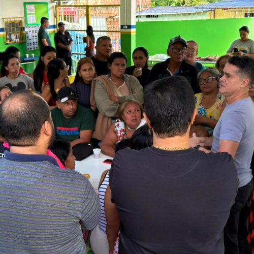 Prefeito visita família desabrigadas depois da chuva de quarta