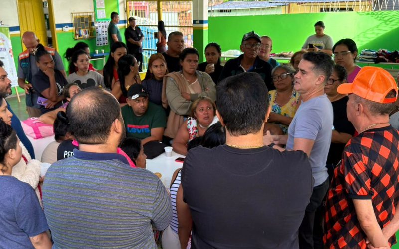 Prefeito visita família desabrigadas depois da chuva de quarta