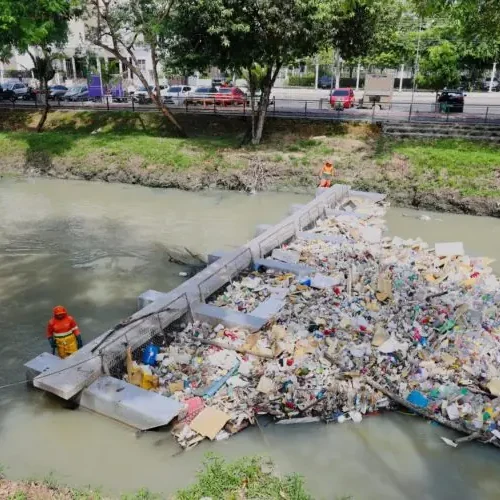 Prefeito David Almeida vai apresentar na COP 30 projeto das ecobarreiras que retêm 300 toneladas de lixo nos igarapés de Manaus