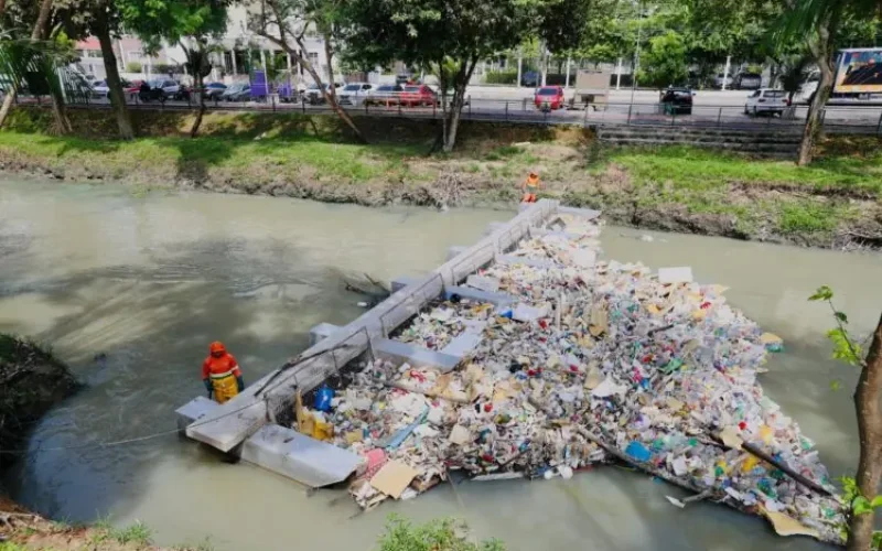 Prefeito David Almeida vai apresentar na COP 30 projeto das ecobarreiras que retêm 300 toneladas de lixo nos igarapés de Manaus