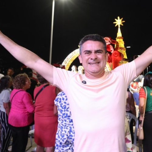 Prefeito David Almeida entrega balsa natalina e leva maior Natal flutuante a 45 comunidades de Manaus