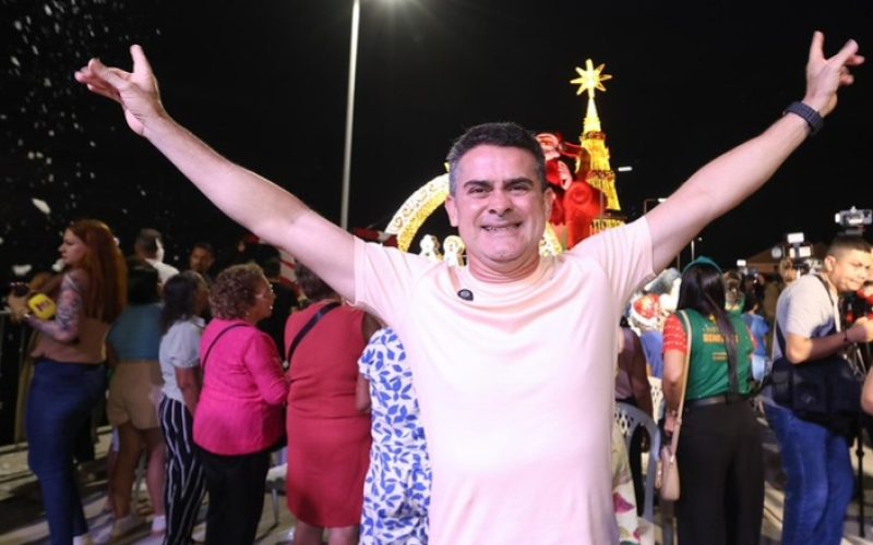 Prefeito David Almeida entrega balsa natalina e leva maior Natal flutuante a 45 comunidades de Manaus