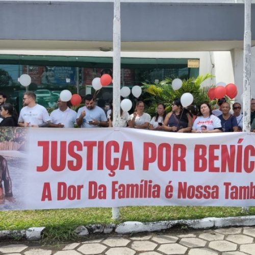 família protesta por Justiça nesta segunda (1º) em frente ao Conselho de Medicina do AM