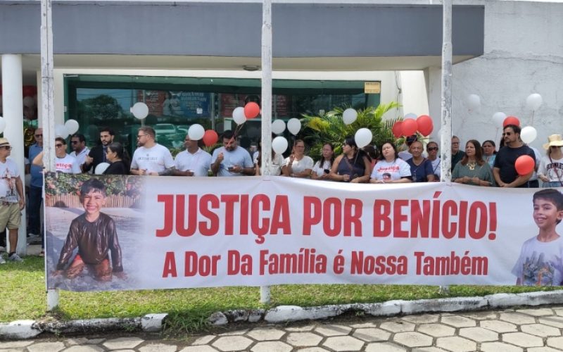 família protesta por Justiça nesta segunda (1º) em frente ao Conselho de Medicina do AM
