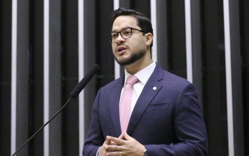 ‘Estou com Omar’, diz Adail Filho sobre apoio dos Republicanos