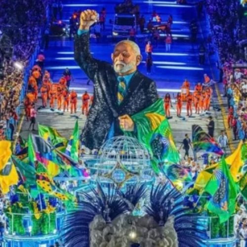 Escola que exaltou Lula é multada em R$ 80 mil após rebaixamento