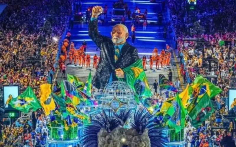 Escola que exaltou Lula é multada em R$ 80 mil após rebaixamento