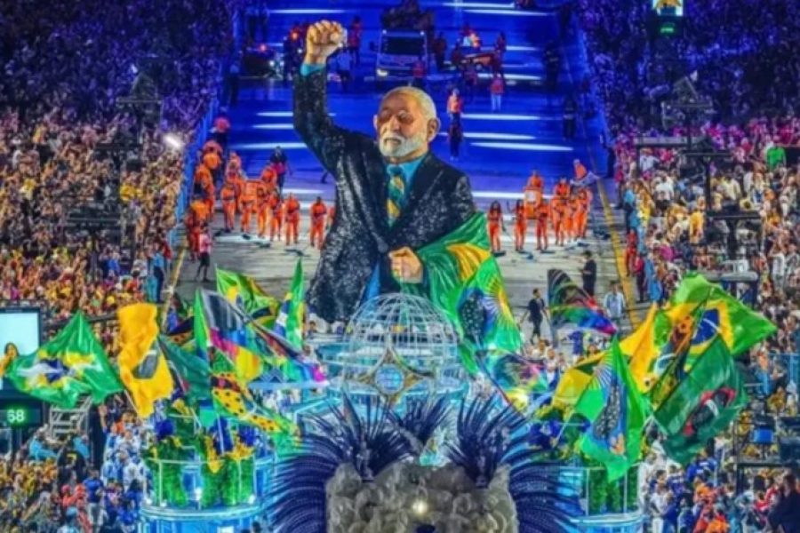 Escola que exaltou Lula é multada em R$ 80 mil após rebaixamento