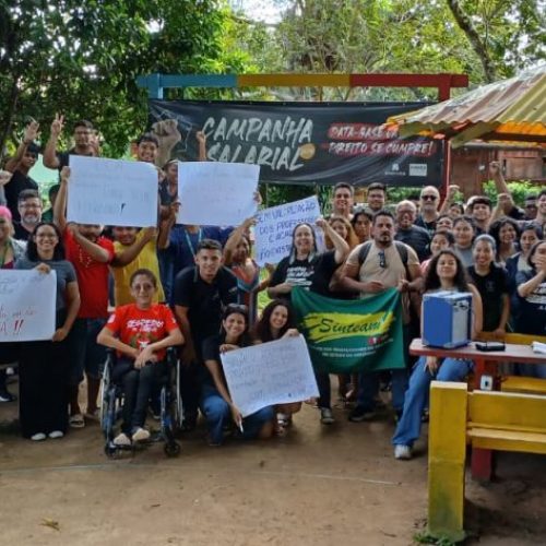 Docentes da UEA pedem correção salarial em mobilização