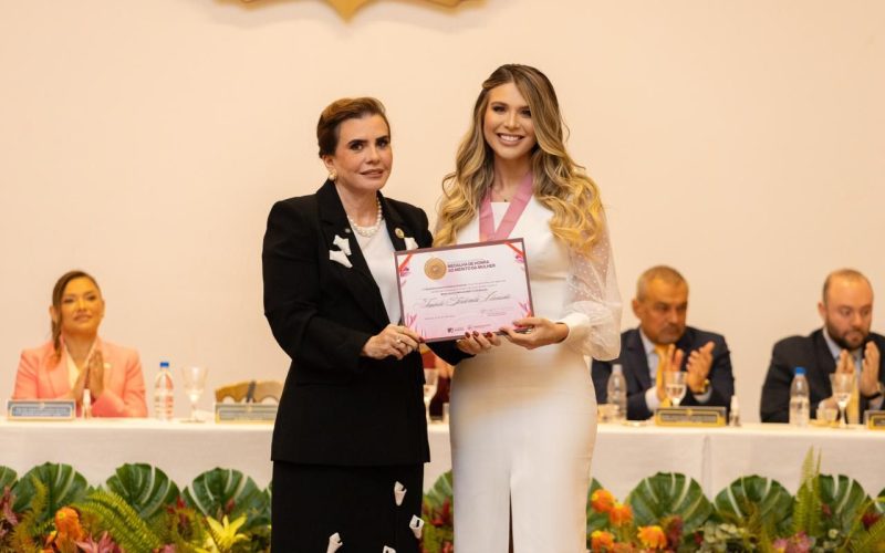 Izabelle Fontenelle é homenageada pelo TCE-AM com Medalha de Honra ao Mérito à Mulher
