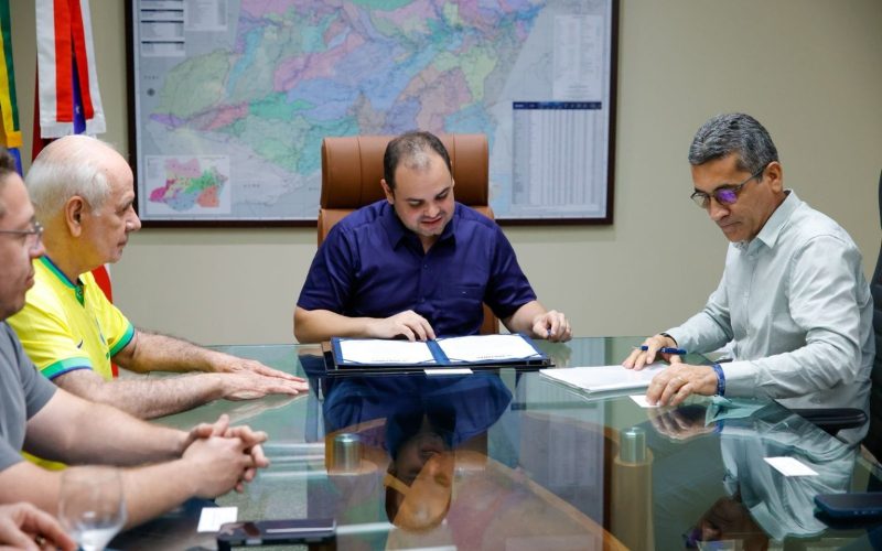Roberto Cidade assina convênios do Programa Asfalta Amazonas para Maués e Manicoré