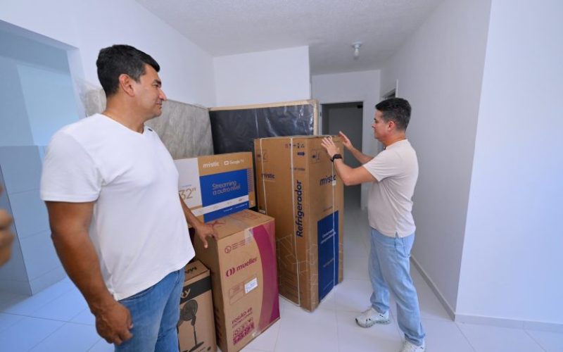 David exibe mobília que será colocada nos apartamentos que ele entregará em breve