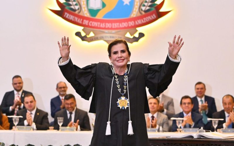Yara Lins é a primeira conselheira toma posse no terceiro mandato à frente do TCE-AM em solenidade concorrida