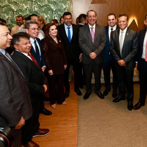 Omar, Wilson, Tadeu, Roberto Cidade e deputados, todos juntos em clima de festa, na solenidade do TCE-AM