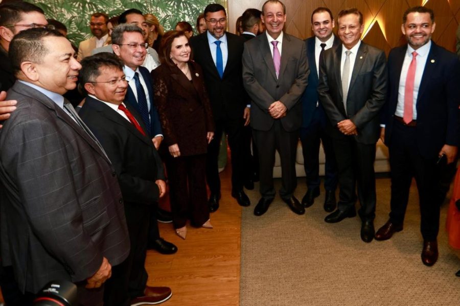 Omar, Wilson, Tadeu, Roberto Cidade e deputados, todos juntos em clima de festa, na solenidade do TCE-AM