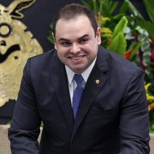 A Assembleia Legislativa do Amazonas elegeu nesta segunda-feira (4), por unanimidade, o deputado Roberto Cidade (União Brasil) para assumir o cargo de governador-tampão do estado.
