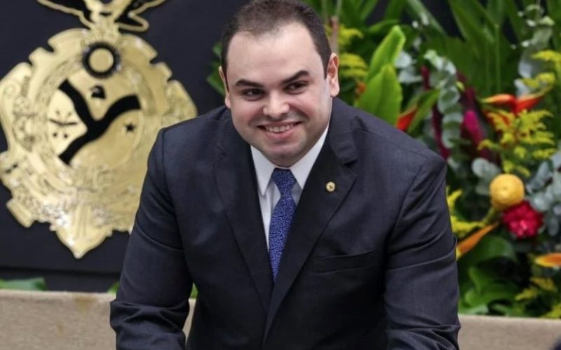 A Assembleia Legislativa do Amazonas elegeu nesta segunda-feira (4), por unanimidade, o deputado Roberto Cidade (União Brasil) para assumir o cargo de governador-tampão do estado.