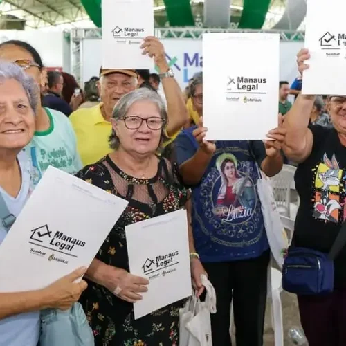 Prefeito David Almeida entrega 400 registros de imóveis e realiza maior avanço histórico na regularização fundiária do Santa Luzia