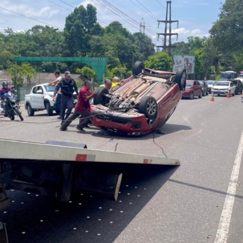 Carro capota após ser atingido por roda solta na av. Rodrigo Otávio