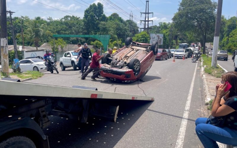 Carro capota após ser atingido por roda solta na av. Rodrigo Otávio