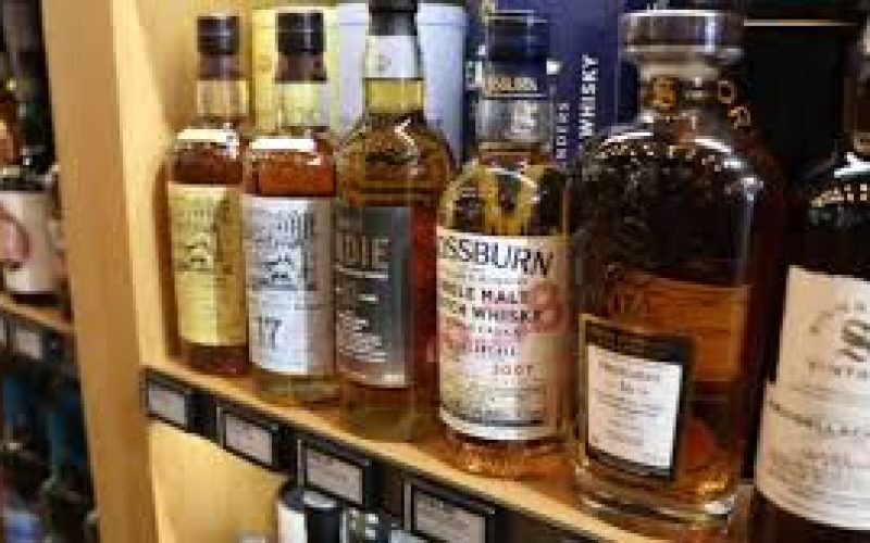 Perícia confirma metanol em bebidas de duas distribuidoras em São Paulo