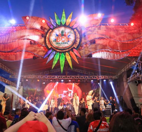 ‘Boizinho Manaus’ encerra com sucesso a Feirinha do Tururi no mirante Lúcia Almeida e emociona o público