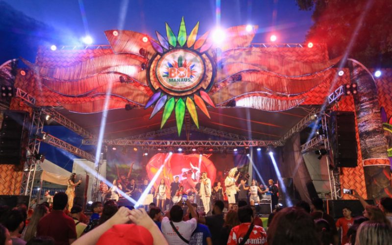 ‘Boizinho Manaus’ encerra com sucesso a Feirinha do Tururi no mirante Lúcia Almeida e emociona o público