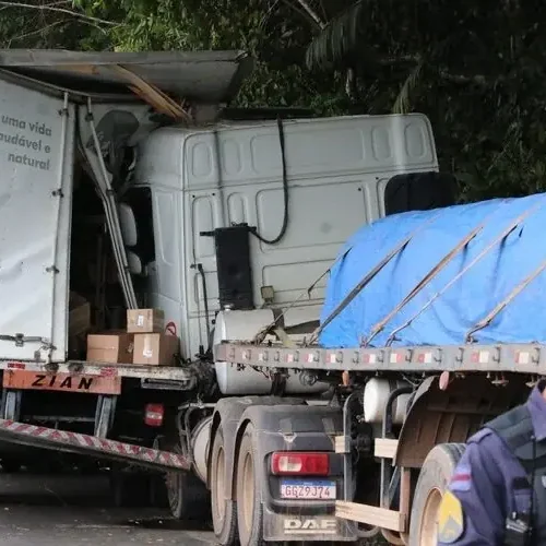Carreta atinge caminhão e picape na Av, do Turismo; dois ficaram feridos