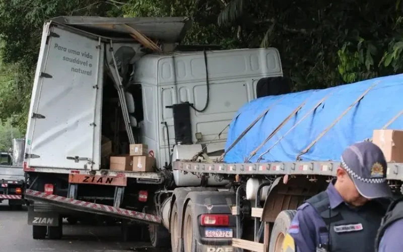 Carreta atinge caminhão e picape na Av, do Turismo; dois ficaram feridos