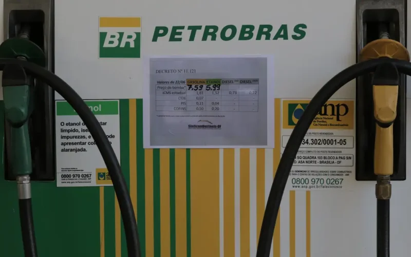 Petrobrás reduz preço da gasolina em 4,9% nesta terça, 21